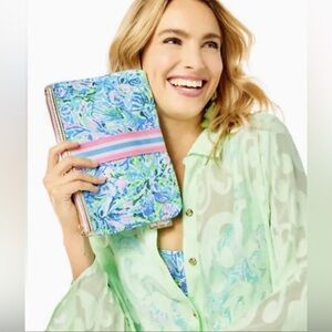 NWOT Lilly Pulitzer GWP POUCH
SOLEIL IT ON ME , Surf Blue Clutch Travel Bag, NEW
